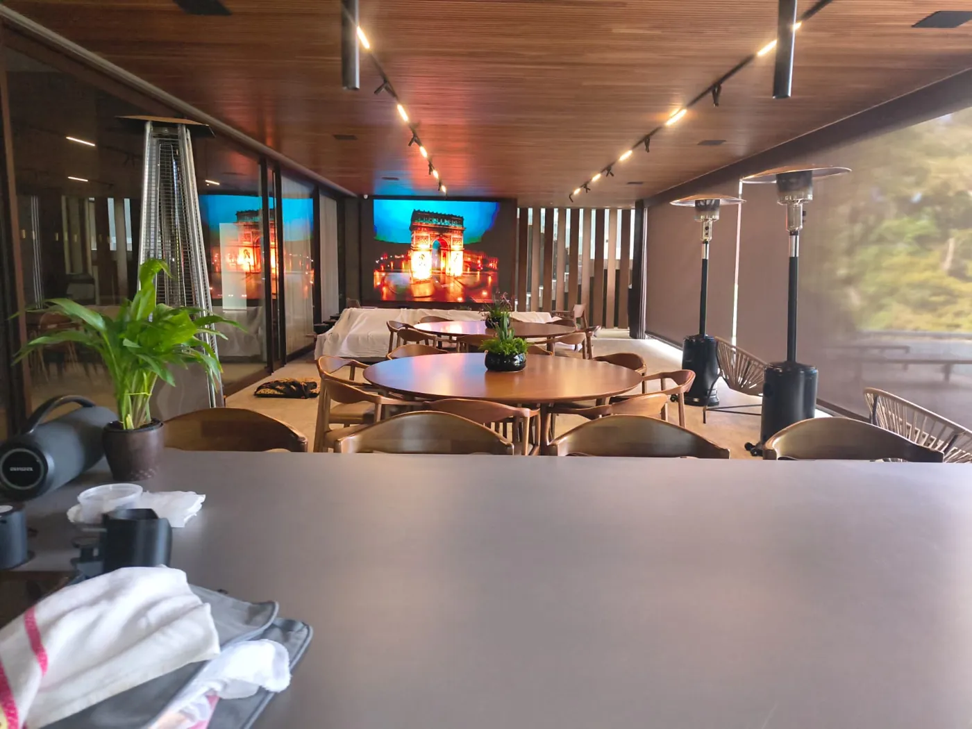 Espaço gourmet com áudio e vídeo e automação completa instalados pela Santos Automação