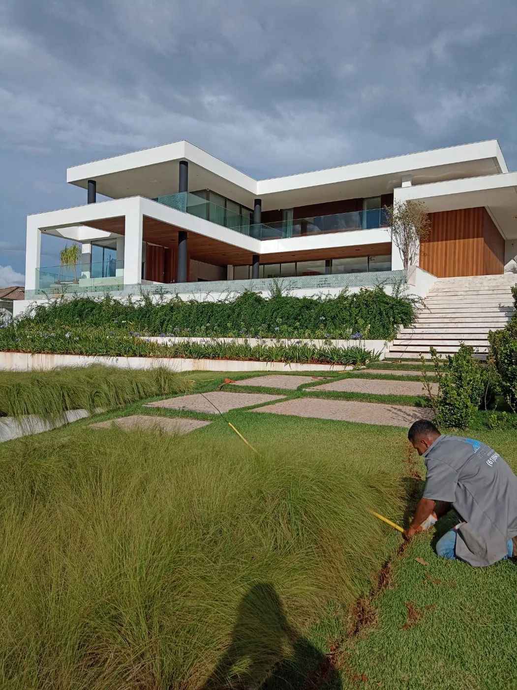 Casa com automação completa e iluminação interna e externa instaladas pela Santos Automação