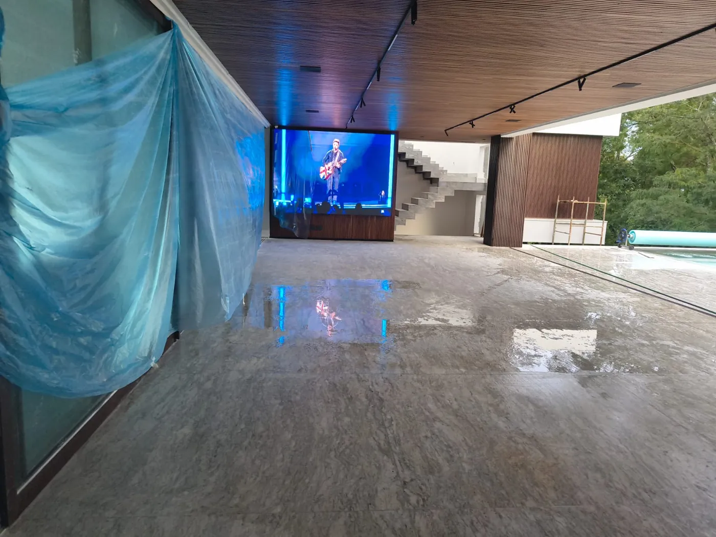 Área de lazer com telão de LED, áudio e vídeo, sonorização ambiente, automação cabeada, segurança eletrônica, CFTV, rede cabeada, Wi-Fi e alarme instalados pela Santos Automação